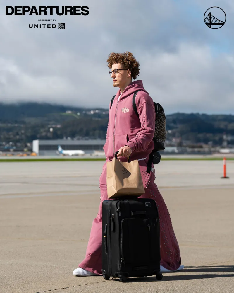 连续客场！勇士官方晒球员登机照，明日将对阵西部第三火箭