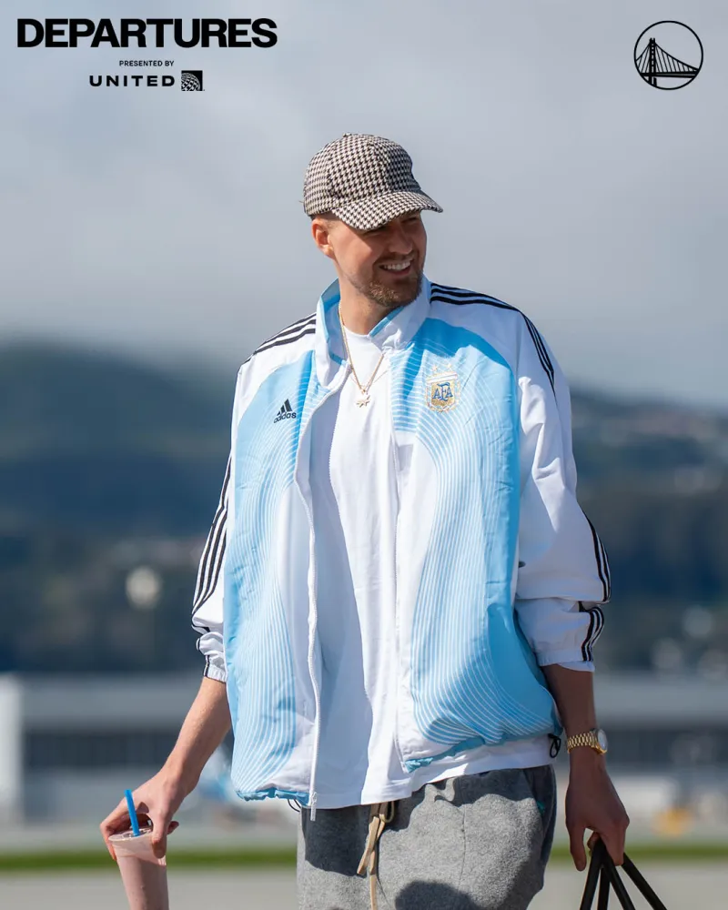 连续客场！勇士官方晒球员登机照，明日将对阵西部第三火箭