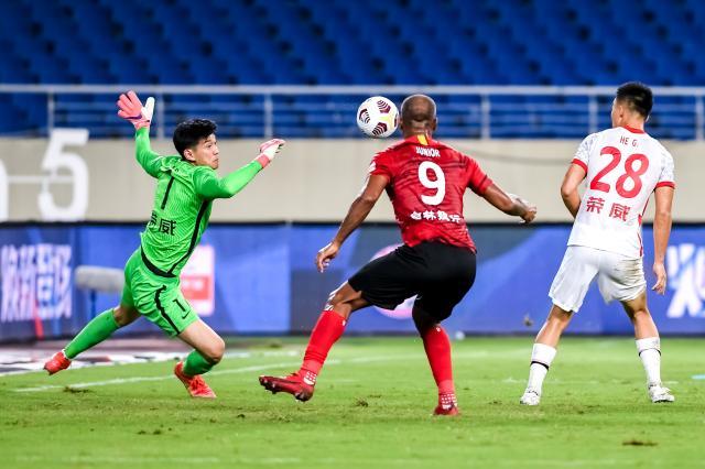 世界杯直播app-【中超】儒尼奥尔替补双响 亚泰2比1胜海港赛区登顶