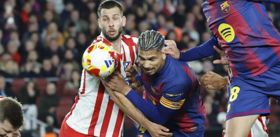 世界杯高清赛事-世体：阿劳霍客串中锋牵制作用突出，他可以成为巴萨应急选择