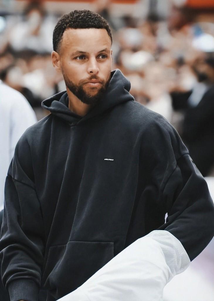 世界杯直播app-伤病不断！库里17个赛季仅得26493分，他的职业生涯还能拿3万分吗